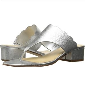 Marc Fisher Veva Silver Leather Scalloped Thong Low Heel Sandals Women's 7.5